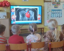 dzieci podczas zajęć dydaktycznych i zabaw