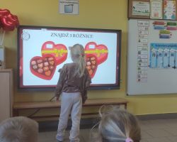 dzieci podczas zajęć dydaktycznych i zabaw