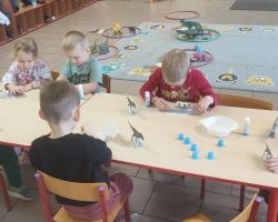 dzieci podczas zajęć dydaktycznych i zabaw