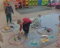 dzieci podczas zajęć dydaktycznych i zabaw