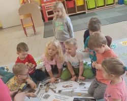 dzieci podczas zajeć o dinozaurach