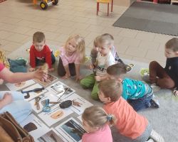 dzieci podczas zajeć o dinozaurach