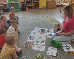 dzieci podczas zajeć o dinozaurach