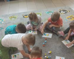 dzieci podczas zajeć o dinozaurach