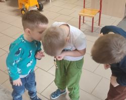 dzieci podczas zajeć o dinozaurach