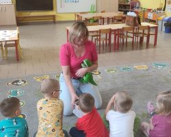 dzieci podczas zajeć o dinozaurach