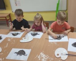 dzieci podczas zajeć o dinozaurach