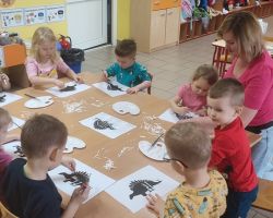 dzieci podczas zajeć o dinozaurach