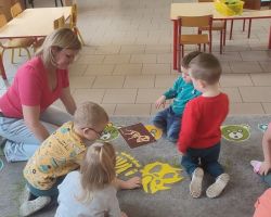 dzieci podczas zajeć o dinozaurach