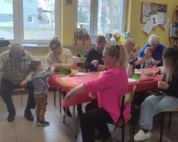 dzieci oraz babcie i dzidkowie podczas uroczystości z okazji dnia babci i dziadka