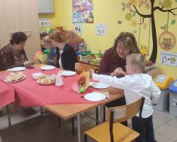 dzieci oraz babcie i dzidkowie podczas uroczystości z okazji dnia babci i dziadka