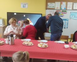 dzieci oraz babcie i dzidkowie podczas uroczystości z okazji dnia babci i dziadka