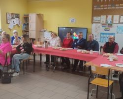 dzieci oraz babcie i dzidkowie podczas uroczystości z okazji dnia babci i dziadka