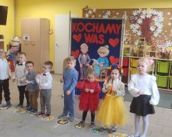 dzieci oraz babcie i dzidkowie podczas uroczystości z okazji dnia babci i dziadka