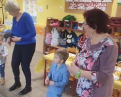 dzieci oraz babcie i dzidkowie podczas uroczystości z okazji dnia babci i dziadka