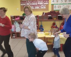 dzieci oraz babcie i dzidkowie podczas uroczystości z okazji dnia babci i dziadka