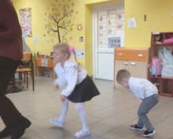 dzieci oraz babcie i dzidkowie podczas uroczystości z okazji dnia babci i dziadka