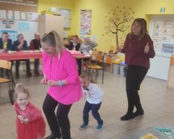 dzieci oraz babcie i dzidkowie podczas uroczystości z okazji dnia babci i dziadka