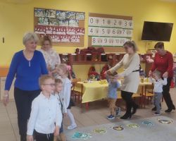 dzieci oraz babcie i dzidkowie podczas uroczystości z okazji dnia babci i dziadka