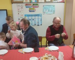 dzieci oraz babcie i dzidkowie podczas uroczystości z okazji dnia babci i dziadka