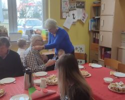 dzieci oraz babcie i dzidkowie podczas uroczystości z okazji dnia babci i dziadka