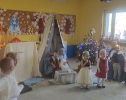 dzieci i rodzice podczas występu świątecznego i uroczystości wigilijnej