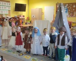 dzieci i rodzice podczas występu świątecznego i uroczystości wigilijnej