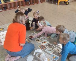 dzieci podczas spotkania z bibliotekarką na zajęciach o ptakach