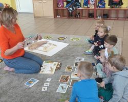 dzieci podczas spotkania z bibliotekarką na zajęciach o ptakach