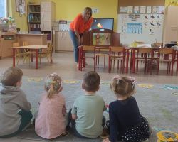 dzieci podczas spotkania z bibliotekarką na zajęciach o ptakach