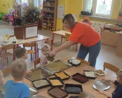 dzieci podczas spotkania z bibliotekarką na zajęciach o ptakach