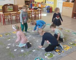 dzieci podczas spotkania z bibliotekarką na zajęciach o ptakach