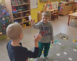 dzieci podczas spotkania z bibliotekarką na zajęciach o ptakach