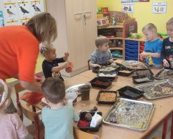 dzieci podczas spotkania z bibliotekarką na zajęciach o ptakach