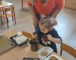 dzieci podczas spotkania z bibliotekarką na zajęciach o ptakach