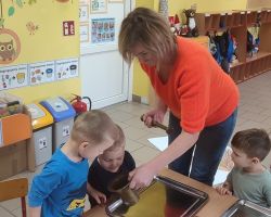 dzieci podczas spotkania z bibliotekarką na zajęciach o ptakach