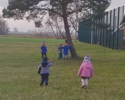 dzieci podczas spotkania z bibliotekarką na zajęciach o ptakach