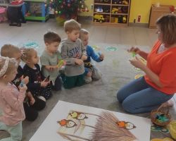 dzieci podczas spotkania z bibliotekarką na zajęciach o ptakach