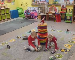 dzieci podczas obserwacji psot elfa