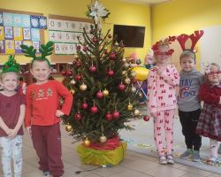 dzieci podczas obserwacji psot elfa