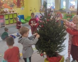 dzieci podczas obserwacji psot elfa