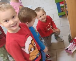 dzieci podczas obserwacji psot elfa