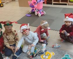 dzieci podczas obserwacji psot elfa