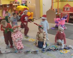 dzieci podczas obserwacji psot elfa