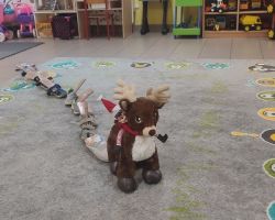 dzieci podczas obserwacji psot elfa