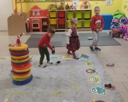 dzieci podczas obserwacji psot elfa