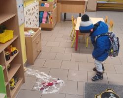 dzieci podczas obserwacji psot elfa