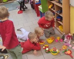 dzieci podczas obserwacji psot elfa