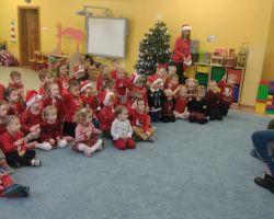 dzieci podczas spotkania ze świętym Mikołajem i Elfem