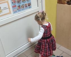 dzieci podczas zabaw i wróżb andrzejkowych